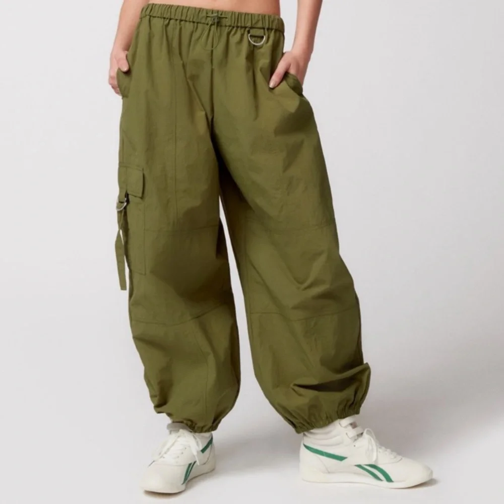 urban outfitters jana nylon balloon cargo pant - Picture 7 of 9